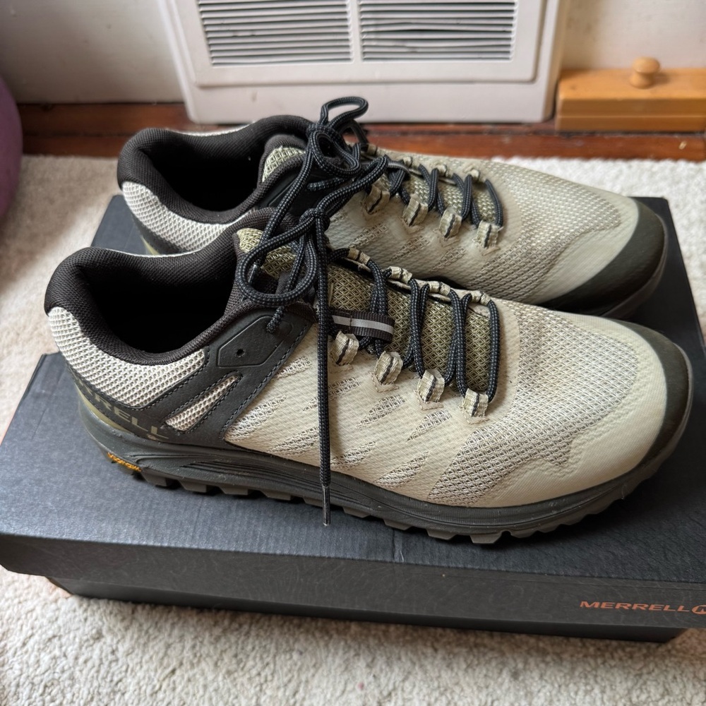 MERRELL hiking / casual shoes Men’s 8 / Ladies 10